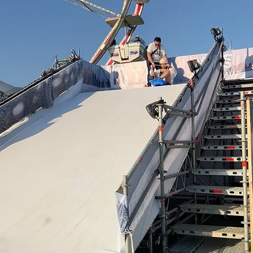 sobre escenario con escalera layher
