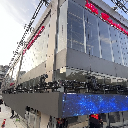 MONTAJE DE CANTILEVER PARA PANTALLA EN EDIFICIO DE SANBORNS EN POLANCO
