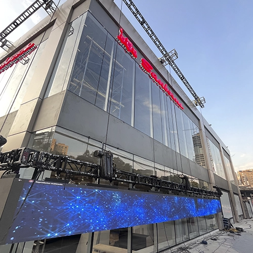 EQUIPO DE MONTAJE ARMANDO ESTRUCTURA CON CONTRAPESOS PARA PANTALLA