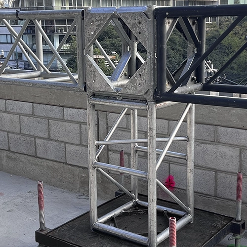 INSTALACIÓN DE ESTRUCTURA METÁLICA Y CONTRAPESOS PARA PANTALLA DE 41.27 METROS