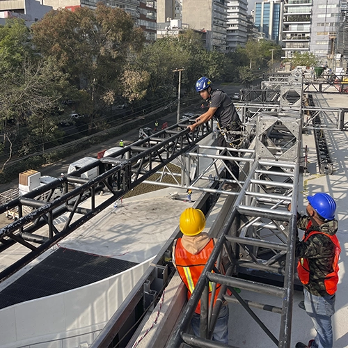PROCESO DE ENSAMBLE DE CANTILEVER CON SOPORTE Y CONTRAPESOS PARA EVENTO CORPORATIVO