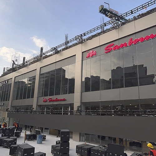 CONFIGURACIÓN DE CANTILEVER CON CONTRAPESOS PARA SOPORTE DE PANTALLA DE 41.27 METROS