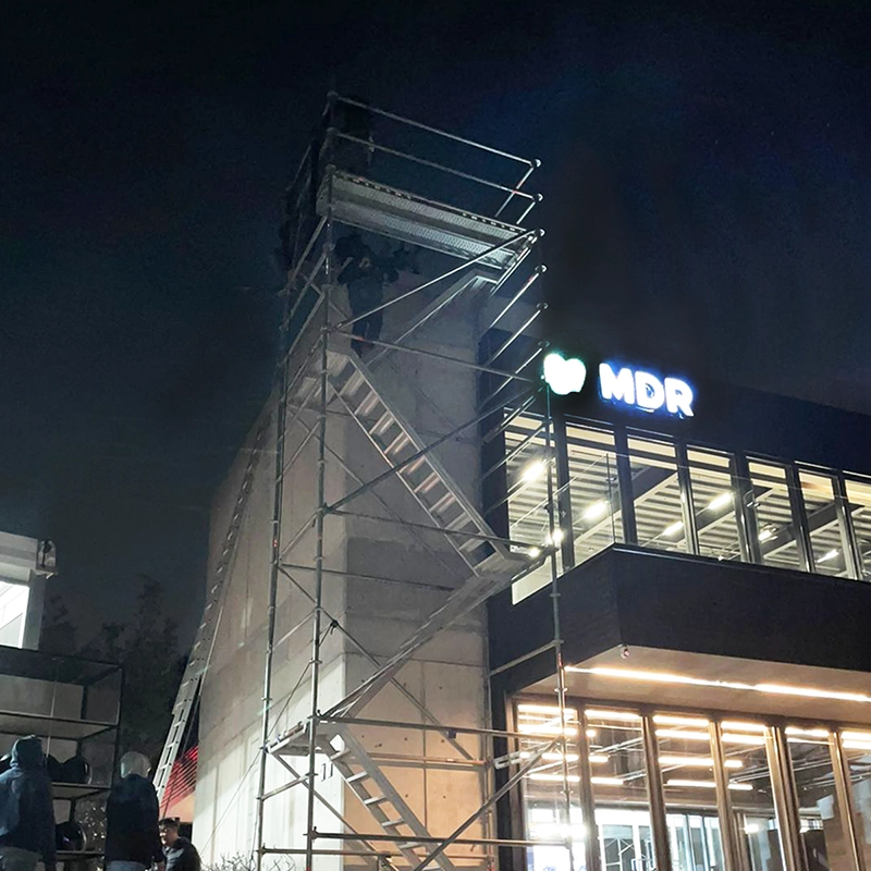 MONTAJE DE ESTRUCTURA PARA CANTILEVER CON SISTEMA KABUKI Y CONTRAPESOS EN PRESENTACIÓN DE PORSCHE