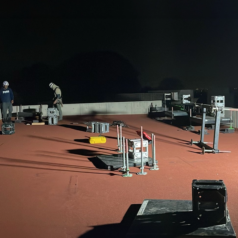 INSTALACIÓN DE SOPORTES Y CONTRAPESOS PARA CANTILEVER EN MONTAJE ESCÉNICO