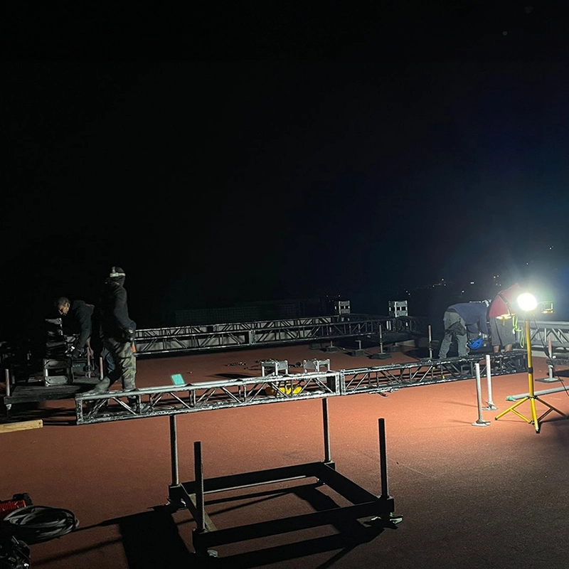 PROCESO DE ENSAMBLE DE CANTILEVER CON SOPORTE Y CONTRAPESOS PARA EVENTO CORPORATIVO