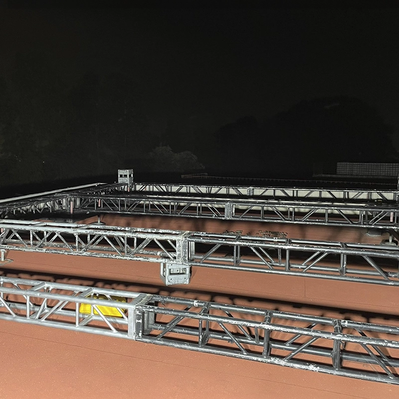 CONFIGURACIÓN DE CANTILEVER CON CONTRAPESOS PARA SOPORTE DE TELÓN DE GRAN ALTURA