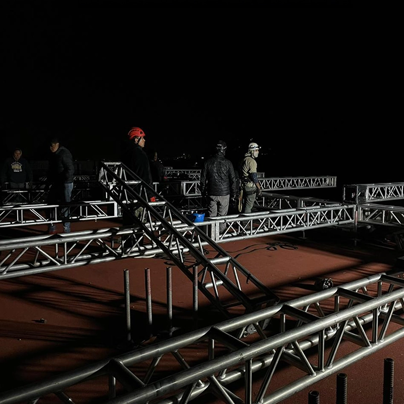 TRABAJOS DE MONTAJE Y NIVELACIÓN DE ESTRUCTURA PARA EVENTO DE PORSCHE