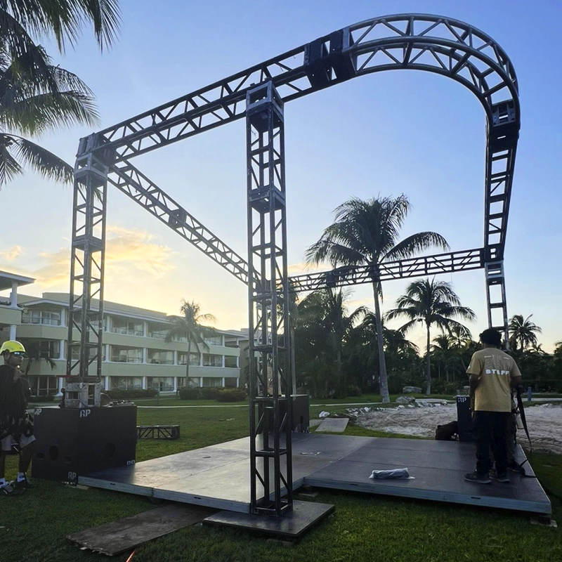 HOSPITALITY DIAMANTE DISEÑADO CON TRUSSES MK CON CANTILIVER