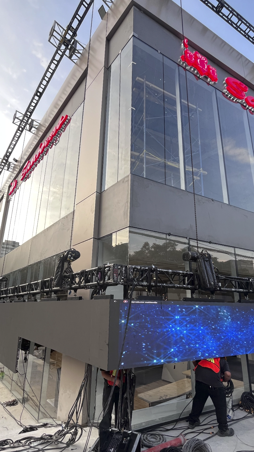 MONTAJE ESPECIALIZADO DE CANTILEVER EN TECHO, CON TRUSSES MD COMO ESTRUCTURA PRINCIPAL Y TRUSS MK COMO MOTHER TRUSS, COMPLEMENTADO CON CONTRAPESOS ESTRATÉGICOS PARA CONTROL DE CARGAS