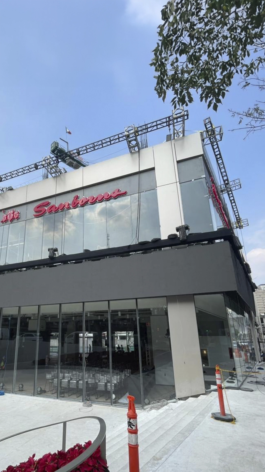 INSTALACIÓN COMPLETA DE PANTALLA DE GRAN FORMATO SUSPENDIDA DESDE CANTILEVER, GARANTIZANDO ESTABILIDAD Y SEGURIDAD.