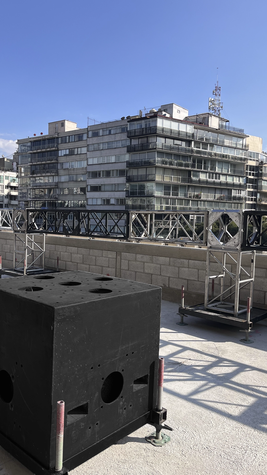 SISTEMA DE MONTAJE BASADO EN TRUSSES MD CON CONTRAPESOS BIG BLOCKS Y PLACAS BASE