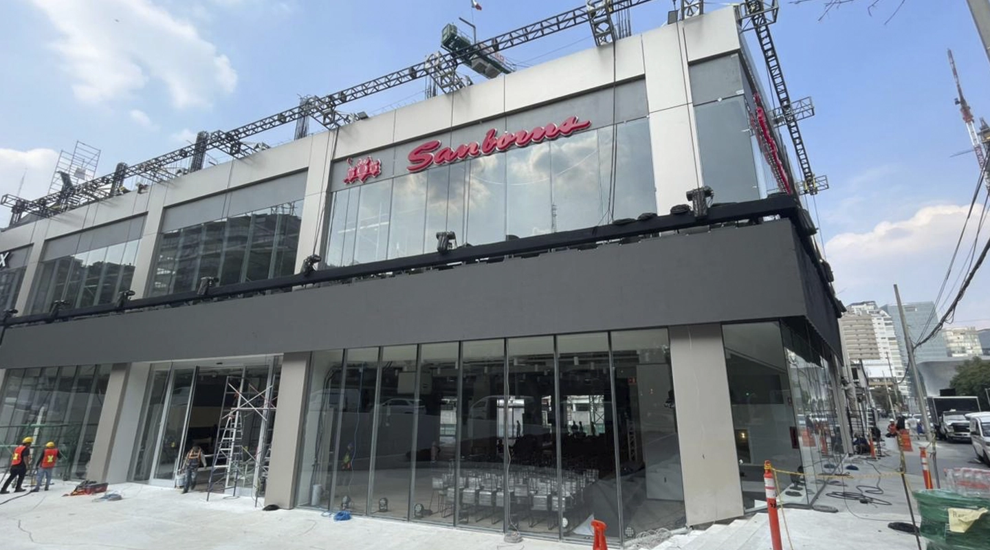 MONTAJE DE PANTALLA DE 41.27 METROS DESDE CANTILEVER EN TECHO DE EDIFICIO