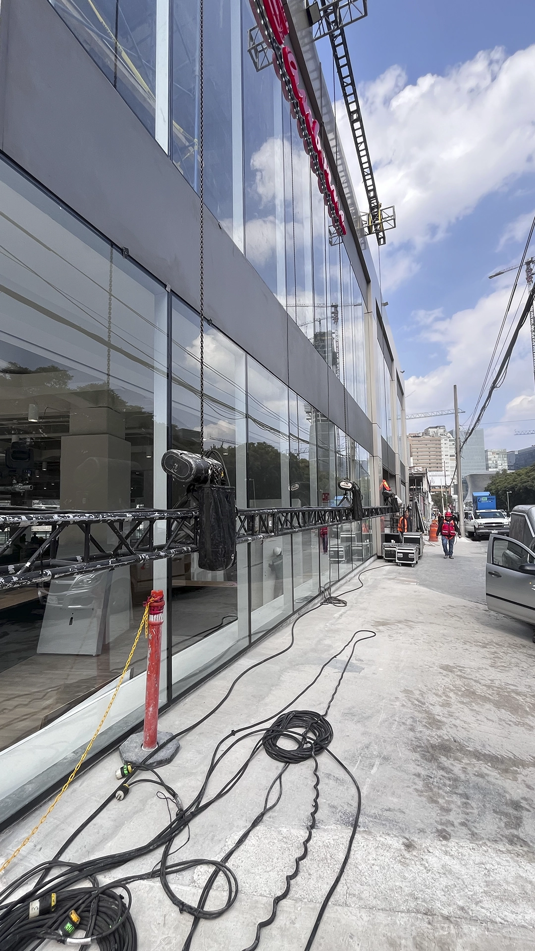 INTEGRACIÓN DE MOTHER TRUSS MK PARA SOPORTAR UNA PANTALLA DE GRAN DIMENSIÓN SUSPENDIDA DESDE CANTILEVER SOBRE TECHO.