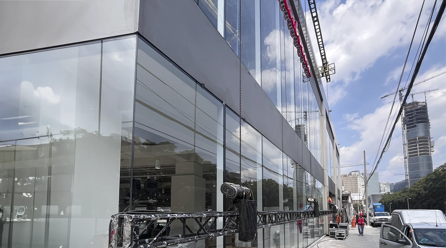 MONTAJE ESTRUCTURAL EN TECHO PARA PANTALLA DE 41.27 M CON CANTILEVER