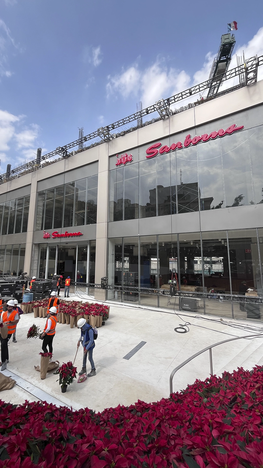 MOTHER TRUSS PARA SOPORTAR PANTALLA DE 41.27 METROS, SUSPENDIDA DESDE CANTILEVER CON CONTRAPESOS EN TECHO DEL EDIFICIO.