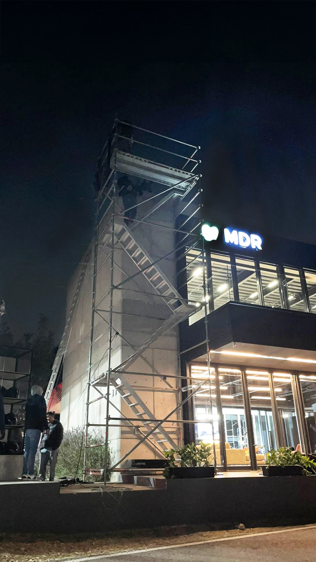 MONTAJE DE ESTRUCTURA PARA CANTILEVER CON SISTEMA KABUKI Y CONTRAPESOS EN PRESENTACIÓN DE PORSCHE