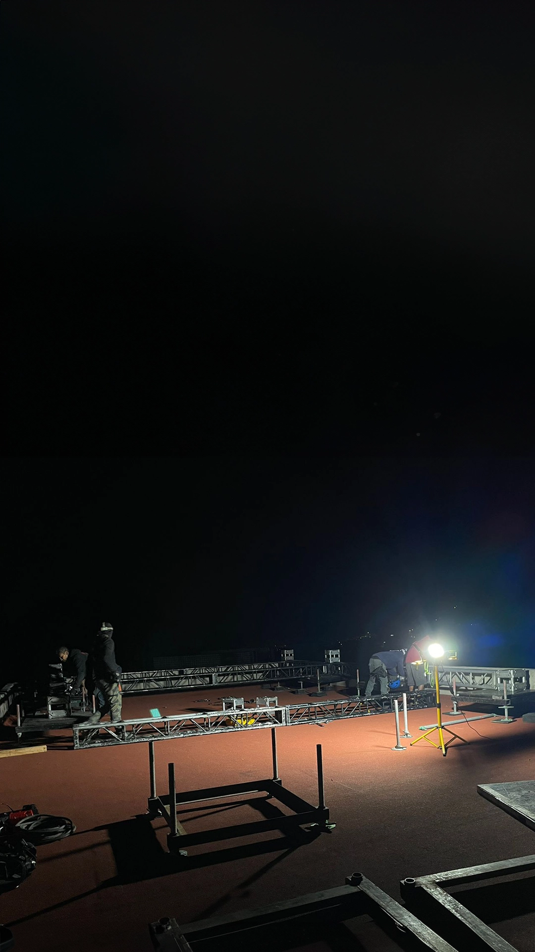 PROCESO DE ENSAMBLE DE CANTILEVER CON SOPORTE Y CONTRAPESOS PARA EVENTO CORPORATIVO