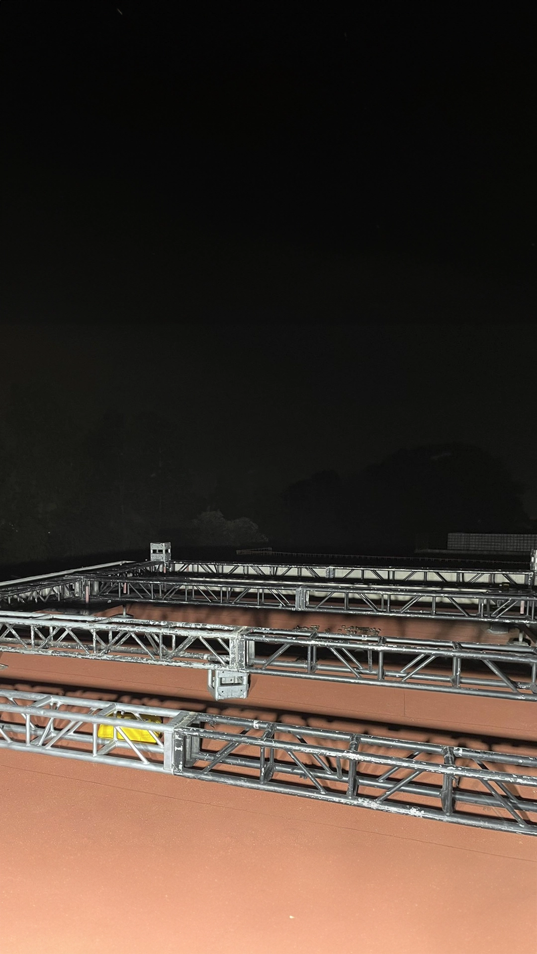 CONFIGURACIÓN DE CANTILEVER CON CONTRAPESOS PARA SOPORTE DE TELÓN DE GRAN ALTURA