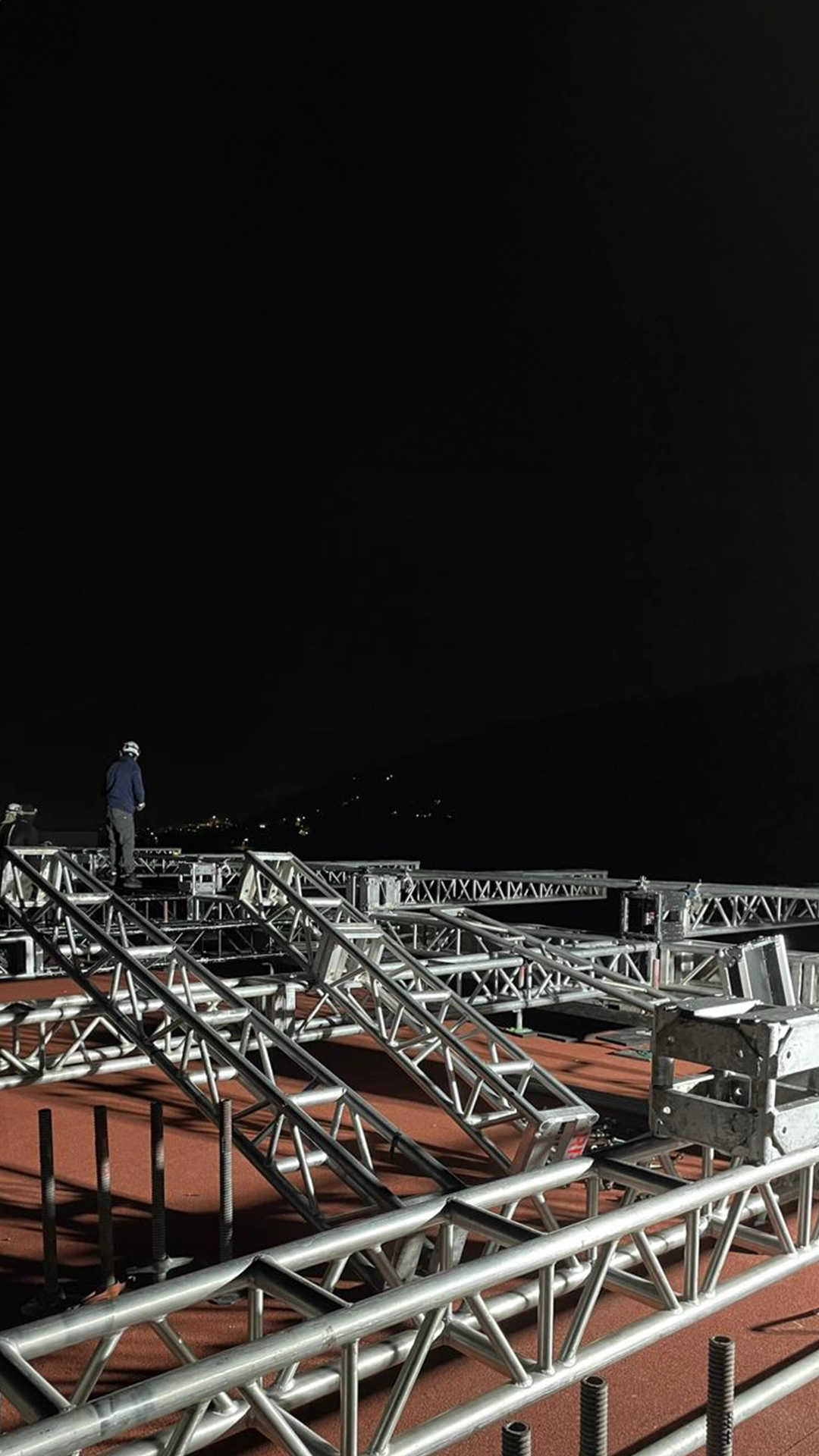 EQUIPO DE MONTAJE ARMANDO ESTRUCTURA CON LASTRE PARA SISTEMA KABUKI