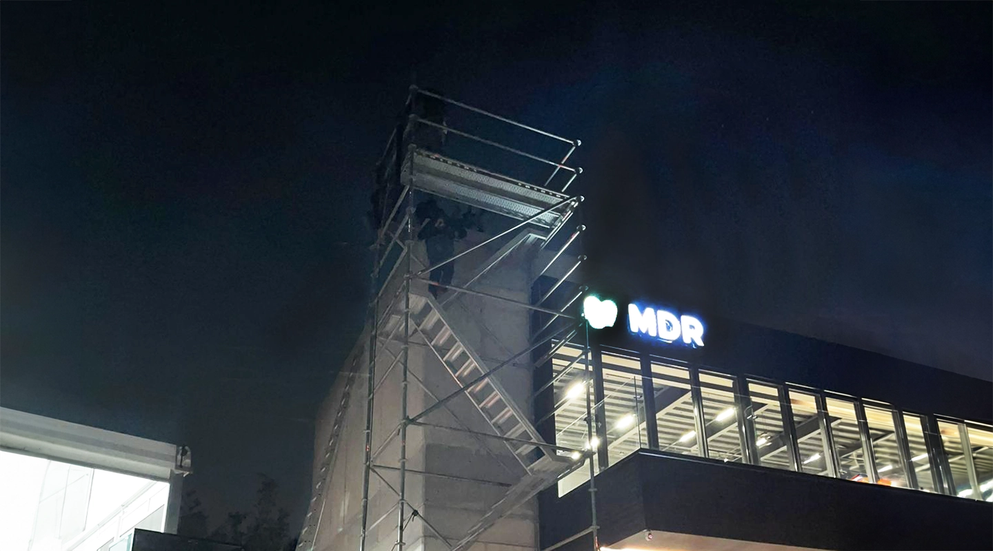 MONTAJE DE ESTRUCTURA PARA CANTILEVER CON SISTEMA KABUKI Y CONTRAPESOS EN PRESENTACIÓN DE PORSCHE