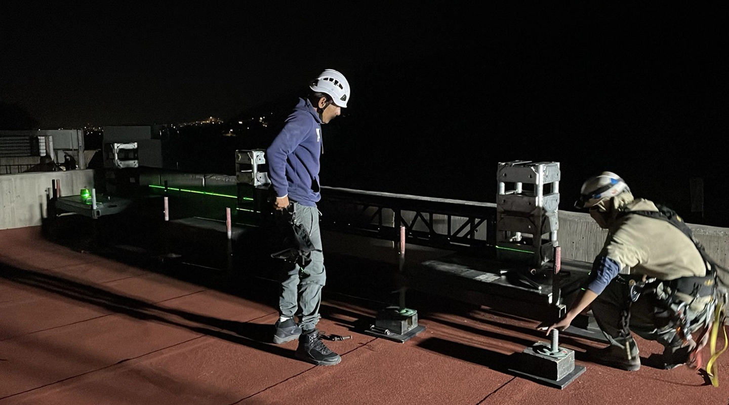 INSTALACIÓN DE ESTRUCTURA METÁLICA Y CONTRAPESOS PARA CAÍDA DE TELÓN DE 19.81 METROS