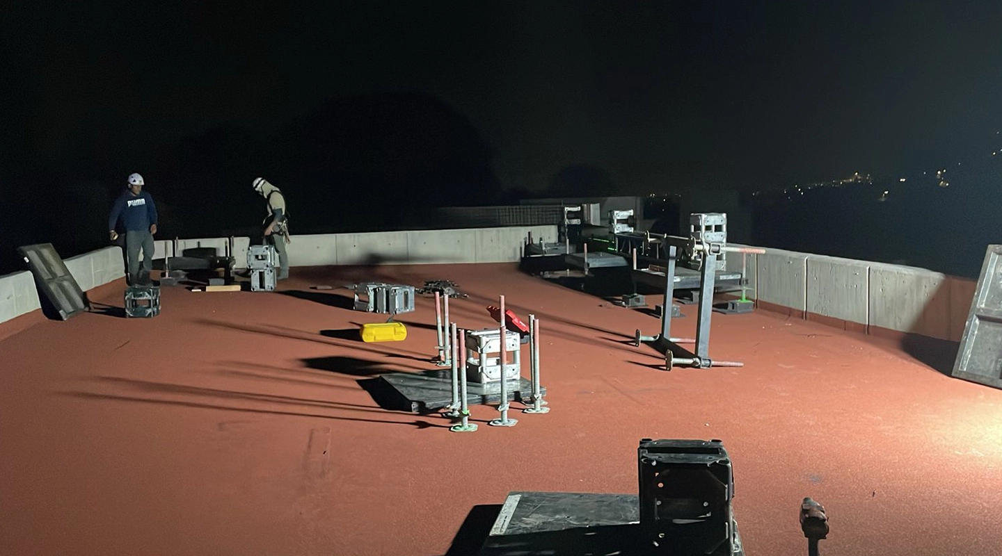 INSTALACIÓN DE SOPORTES Y CONTRAPESOS PARA CANTILEVER EN MONTAJE ESCÉNICO