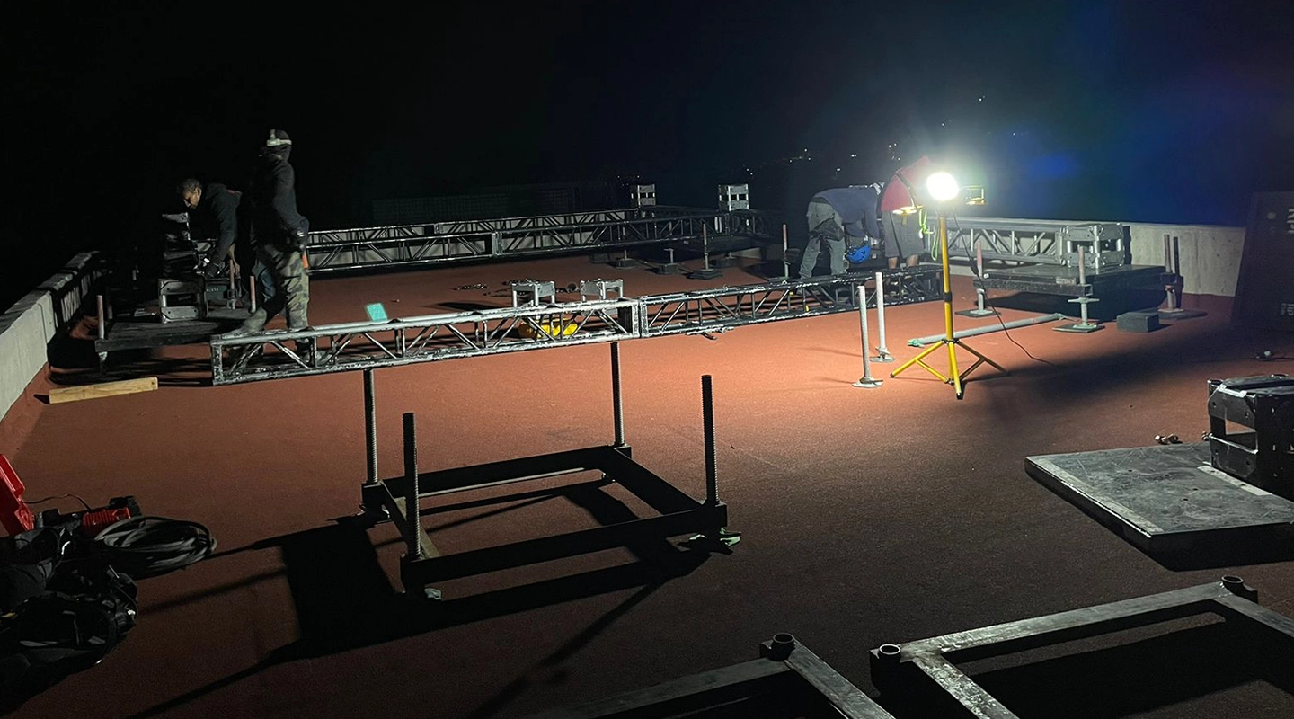 PROCESO DE ENSAMBLE DE CANTILEVER CON SOPORTE Y CONTRAPESOS PARA EVENTO CORPORATIVO