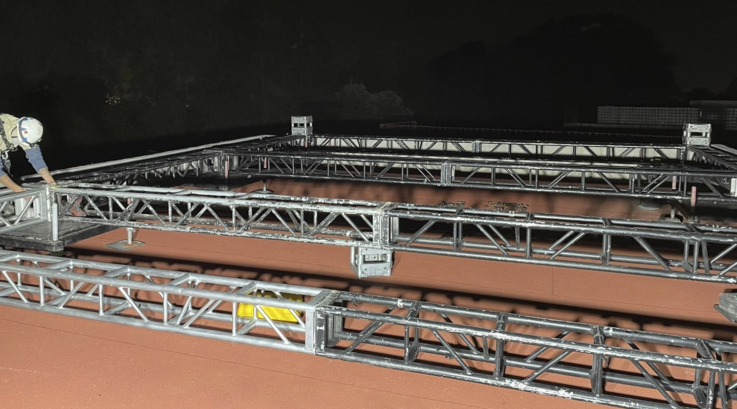 CONFIGURACIÓN DE CANTILEVER CON CONTRAPESOS PARA SOPORTE DE TELÓN DE GRAN ALTURA