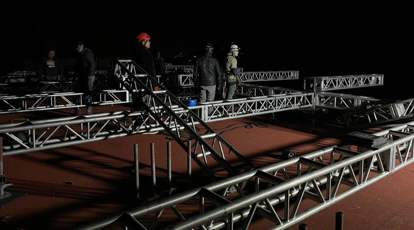 TRABAJOS DE MONTAJE Y NIVELACIÓN DE ESTRUCTURA PARA EVENTO DE PORSCHE