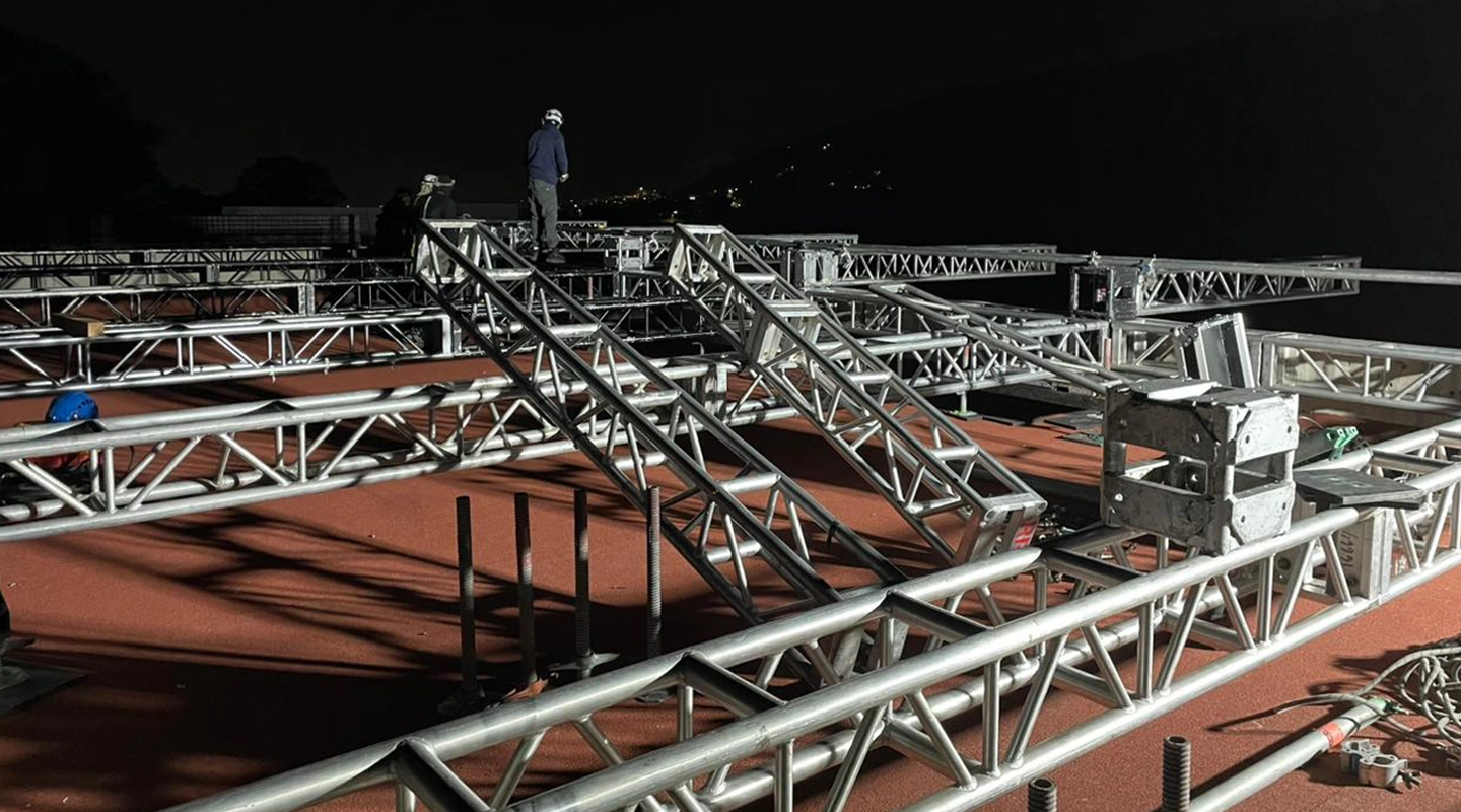 EQUIPO DE MONTAJE ARMANDO ESTRUCTURA CON LASTRE PARA SISTEMA KABUKI